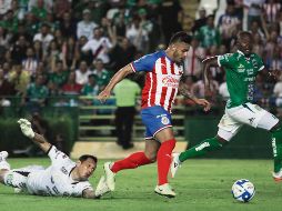 Chivas cayó 4-3 contra el León en el duelo del Apertura 2019 disputado el 17 de agosto. Aquí, Alexis Vega superó a Rodolfo Cota. IMAGO7