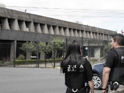 Miembros de la policía del Organismo de Investigación Judicial (OIJ), custodian los alrededores de la Casa Presidencial. EFE/J. Arguedas