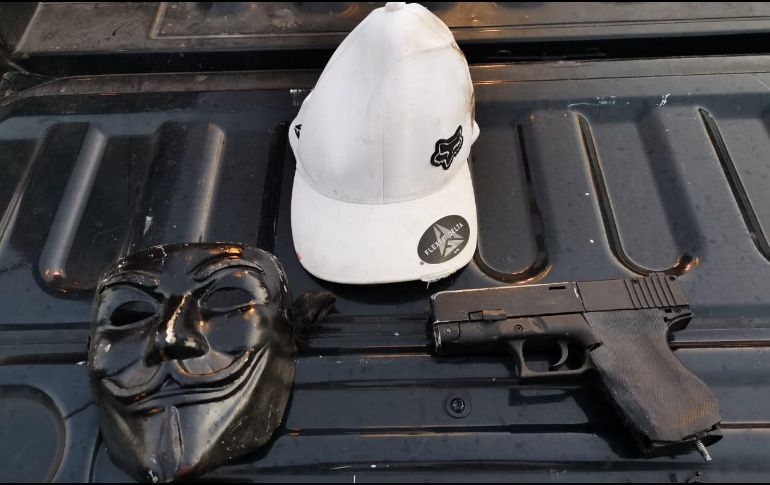 Además de la mercancía, policías le aseguran al hombre un arma de utilería, una gorra y una máscara. ESPECIAL