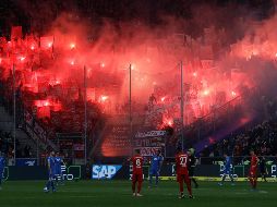 Los dos equipos optaron por hacer una especie de huelga de brazos caídos y dejar pasar los últimos diez minutos sin hacer prácticamente nada en señal de protesta. AP / M. Probst