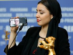 Mohammad Rasoulof no puede salir del país debido a sus controversiales filmes, por lo que se enteró del premio a través de videoconferencia. EFE/R. Wittek