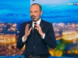 El primer ministro Edouard Philippe habla durante una entrevista televisiva sobre su decisión. AFP