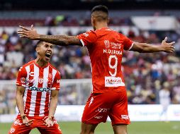 El jugador del Necaxa, Mauro Quiroga (d), celebra con sus compañeros unao de sus goles. EFE/J. Méndez