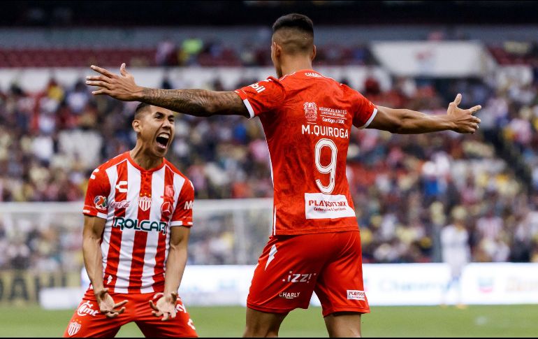 El jugador del Necaxa, Mauro Quiroga (d), celebra con sus compañeros unao de sus goles. EFE/J. Méndez