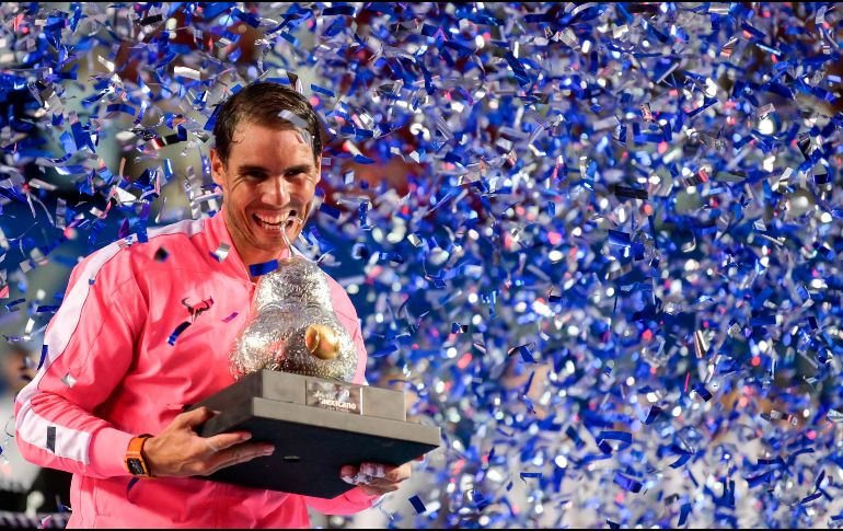 El español recibe el Guaje de Plata tras ganar la Final. AFP/P. Pardo