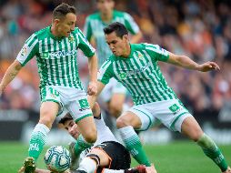 Andrés Guardado (izq.) vio acción desde el inicio del encuentro en el que su equipo cayó ante el Valencia, que terminó una racha de cinco juegos sin ganar. AFP/J. Jordan