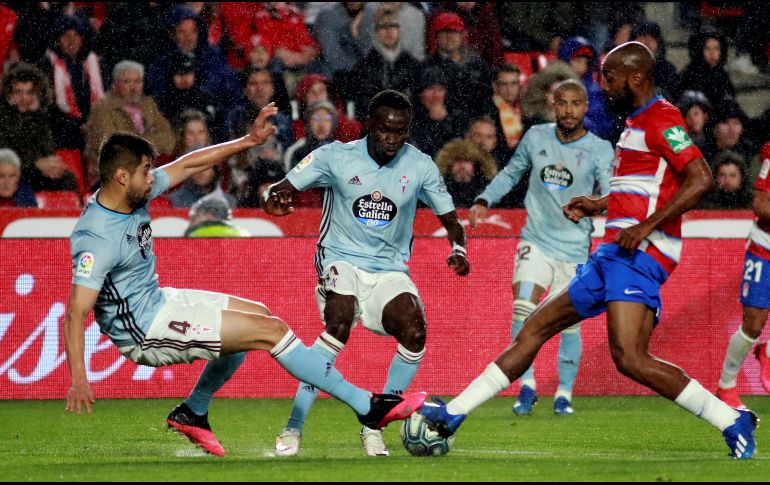 Araujo (izq.) tuvo una buena actuación en la zaga. EFE/P. Torres