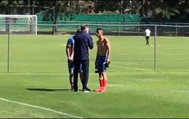 Al finalizar el encuentro, Ricardo Peláez charló con ambos elementos. EL INFORMADOR