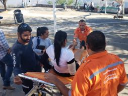 Los paramédicos reportaron que la joven resultó con lesiones leves y se estima que tardaran menos de quince días en sanar. ESPECIAL /