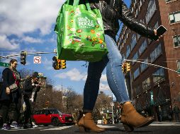 Una consumidora lleva hoy una bolsa reutilizable en la ciudad de Nueva York. AFP/E. Munoz