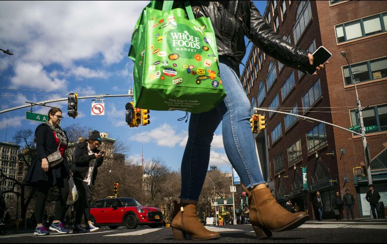 Una consumidora lleva hoy una bolsa reutilizable en la ciudad de Nueva York. AFP/E. Munoz