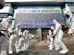 Soldados en atuendos protectores rocían desinfectante como medida contra el contagio de coronavirus frente al templo Shincheonji en Daegu, Corea del Sur. AP/Newsis/Lee Moo-ryul