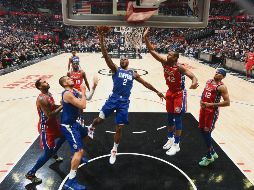 Líder. Kawhi Leonard (#2) consiguió 30 puntos en un cerrado encuentro frente a los 76ers de Filadelfia. AFP• A. Bernstein