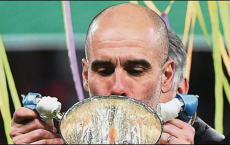 Glorioso. Pep Guardiola y el City lograron su tercer título seguido de este torneo. EFE • A. Ryan