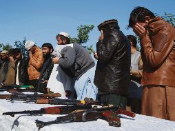 Desmilitarización. Combatientes talibanes entregan sus armas tras el pacto. EFE