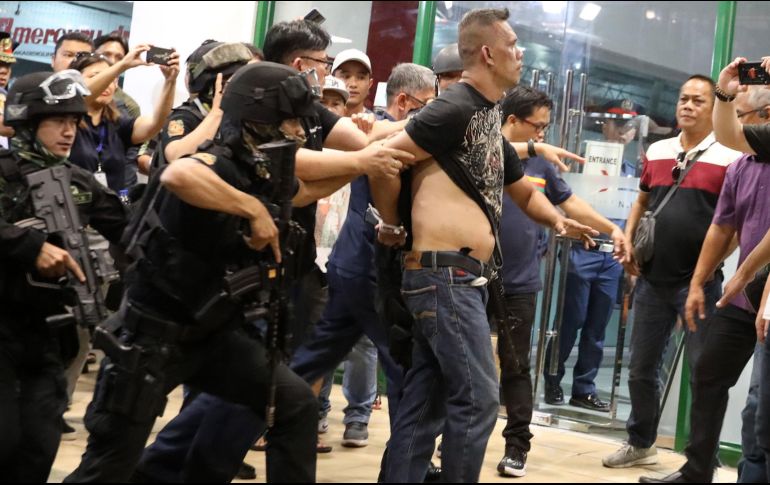 Policías arrestaron al hombre, identificado como Archie Paray. EFE / EPA / M. Cristino