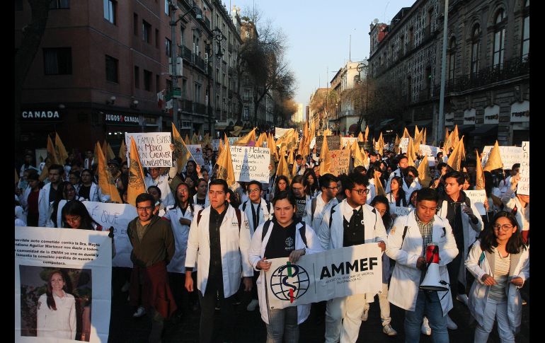 Estudiantes de la facultad de medicina del IPN y la UNAM partieron desde Bellas Artes rumbo a Palacio Nacional. NTX/E. Álvarez