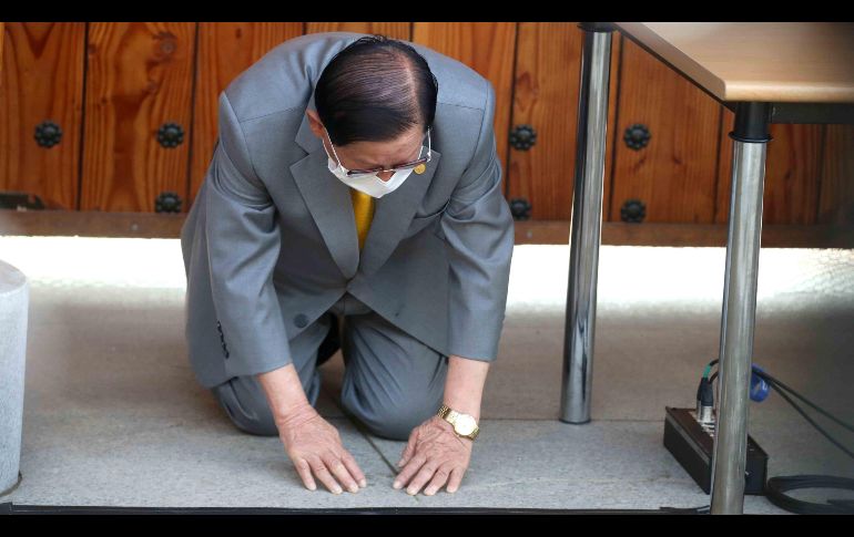 Lee Man-hee, fundador de la Iglesia de Jesús Shincheonji, se arrodilló dos veces al disculparse por la responsabilidad de su organización en la propagación de la epidemia. AFP