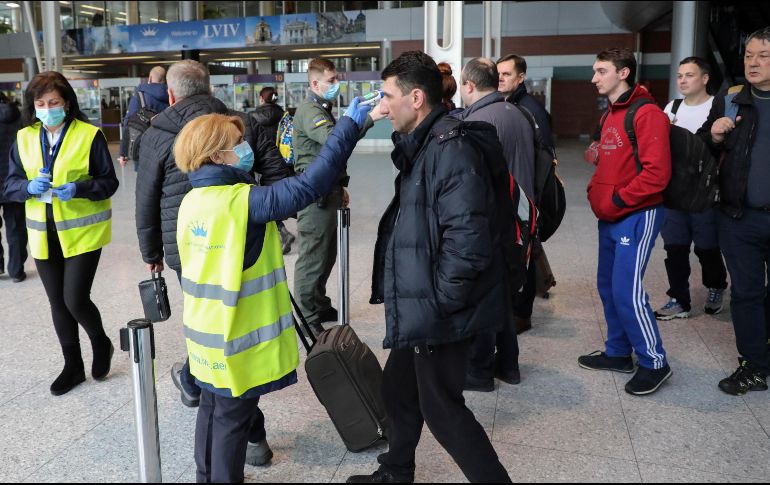Varias aerolíneas alrededor del mundo han disminuido sus vuelos o tomado medidas debido a la epidemia. EFE / M. Tys