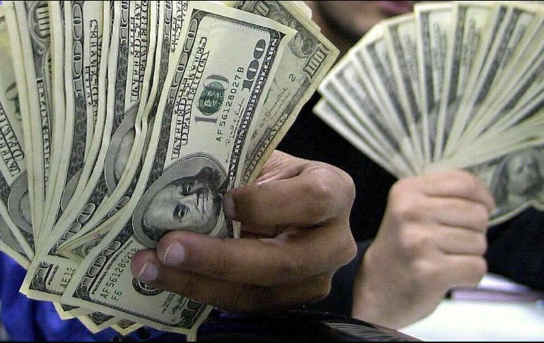 Las remesas representan la segunda fuente de divisas de México. AFP/ARCHIVO