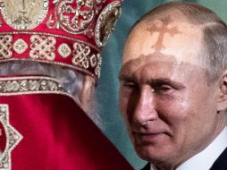 El presidente Vladimir Putin (d) habla con el patriarca ortodoxo ruso Kirill durante el servicio de Pascua en la Catedral de Cristo Salvador, en Moscú. AP/A. Zemlianichenko