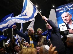 Partidarios del primer ministro israelí Benjamin Netanyahu celebran en Tel Aviv después de los resultados de la primera encuesta de salida para las elecciones. AP/O. Balilty