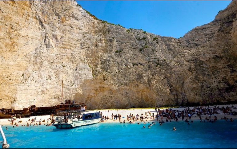 Mayores aumentos de temperatura significan una subida en el nivel del mar y tormentas más violentas en algunas regiones, provocando que algunas costas desaparezcan. AP/P. Karadjias