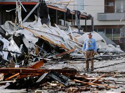 Un hombre mira edificios dañados en la ciudad de Nashville. AP/M. Humphrey