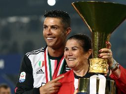 Dolores Aveiro tiene una relación muy estrecha con su hijo, de 35 años, que perdió a su padre hace una quincena de años. AFP / ARCHIVO