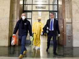 Labores de desinfección se realizan este martes en salas del tribunal de Milán, luego de que dos jueces contrajeran el covid-19. EFE/M. Balti