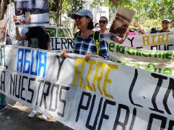 Habitantes de las regiones colindantes con el río Lerma se manifestaron a las afueras de la Secretaría de Salud Jalisco. EL INFORMADOR / S. Flores