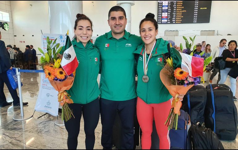 Cargadas con maletas, una medalla mundial y una plaza olímpica, así es como llegaron a Guadalajara las ciclistas Jessica Salazar y Daniela Gaxiola, quienes arribaron a la ciudad este martes en compañía del profesor Iván Ruiz. EL INFORMADOR / D. Reos