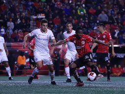 Bryan Angulo (balón) liquidó las aspiraciones del Toluca al anotar un triplete, que pone a Tijuana con pie y medio dentro de la Final de Copa. IMAGO7/L. Aguirre