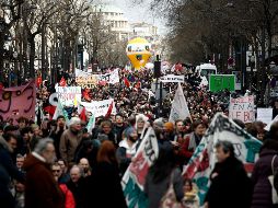 Miles de franceses salieron a las calles para denunciar el plan que los obligará a trabajar más tiempo por menos dinero. EFE/Y. Valat