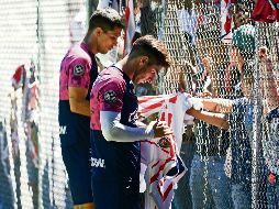Chiqueados. Los aficionados del Guadalajara fueron bien recibidos por los jugadores, que posaron para fotos y firmaron camisas. IMAGO7