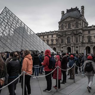 El Louvre reabre con medidas de protección
