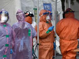 Advierten que si la epidemia no se controla rápidamente, es posible que su impacto en la economía global sea más fuerte. AFP/J. Yeon-je