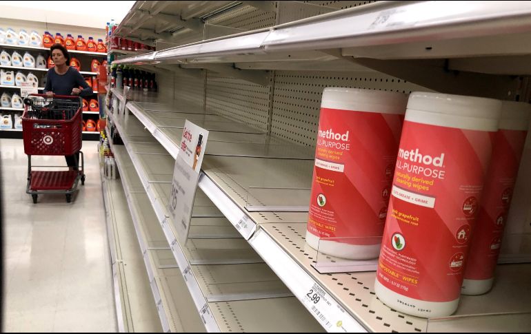 Por temor a la expansión del coronavirus, habitantes del estado de California han comenzado a vaciar las tiendas de artículos de limpieza, mascarillas y agua. Vista d un anaquel donde usualmente hay toallas desinfectantes. AFP/ARCHIVO