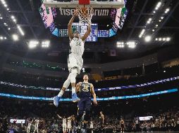 Figura. Giannis Antetokounmpo clava el balón para conseguir dos de sus 29 puntos. AP
