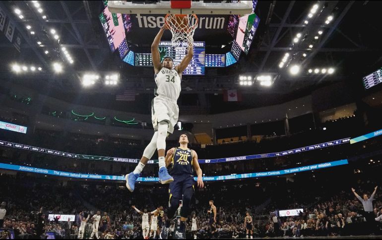 Figura. Giannis Antetokounmpo clava el balón para conseguir dos de sus 29 puntos. AP
