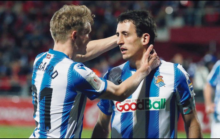 Mikel Oyarzabal. El mediocampista vasco (derecho) anotó el único tanto del encuentro.  EFE