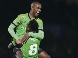 Festejo. Diego Rolán es felicitado por Darío Lezcano (#8) tras conseguir el segundo gol del conjunto fronterizo. IMAGO7