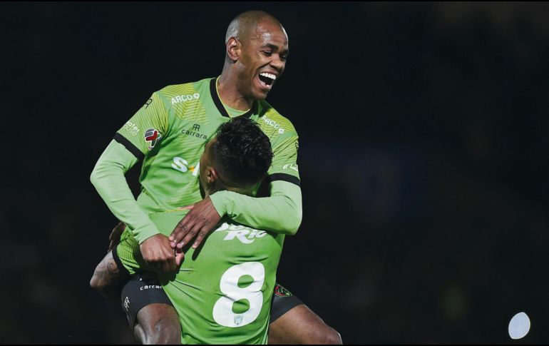 Festejo. Diego Rolán es felicitado por Darío Lezcano (#8) tras conseguir el segundo gol del conjunto fronterizo. IMAGO7