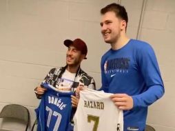 Estrellas merengues. El actual jugador del Real Madrid C.F. Eden Hazard y el ex merengue Luka Doncic intercambiaron camisetas. TWITTER/@dallasmavs