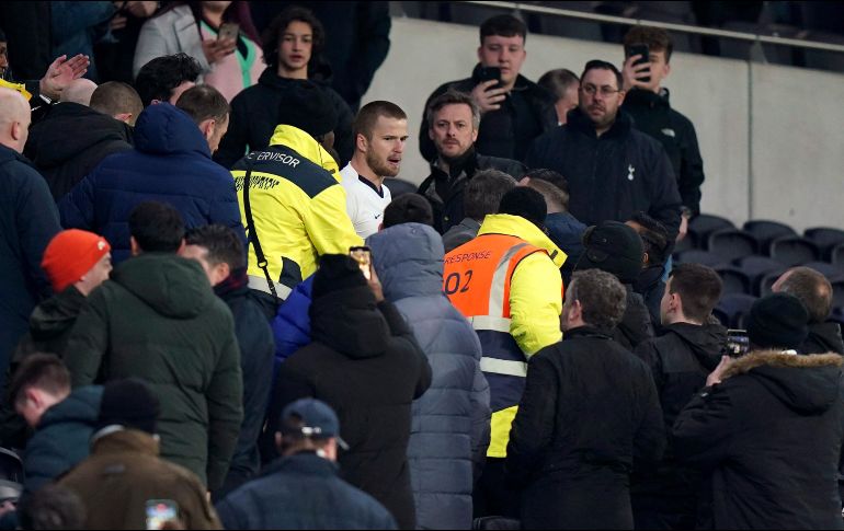 Según José Mourinho, el propio Dier (C) fue insultado por este aficionado, en la misma zona en la que se encontraba su familia. AP