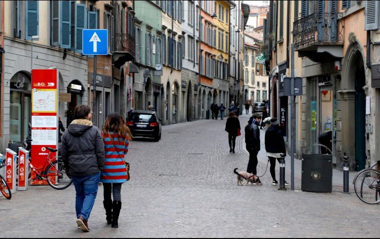 Vista de una calle casi desierta en Bérgamo, Italia. Todas las escuelas en el país han estado cerradas hasta el 15 de marzo en un intento por detener la propagación del coronavirus. EFE/M. Balti