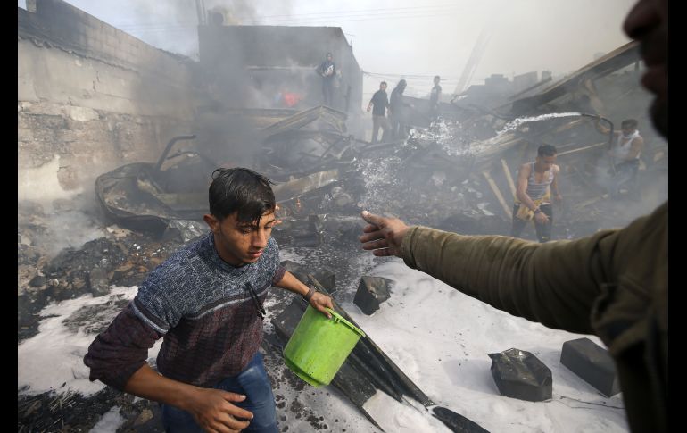El fuego arrasó varios locales y provocó una espesa columna de humo visible a varios kilómetros del lugar. AFP/M. Abed