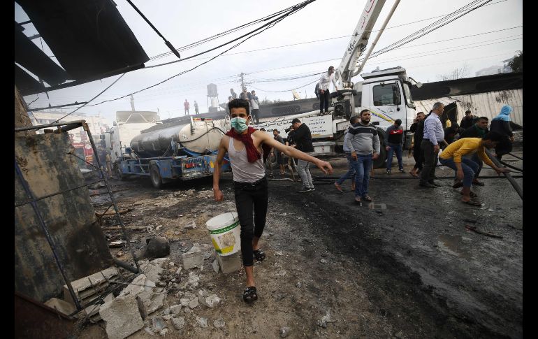 El fuego arrasó varios locales y provocó una espesa columna de humo visible a varios kilómetros del lugar. AFP/M. Abed