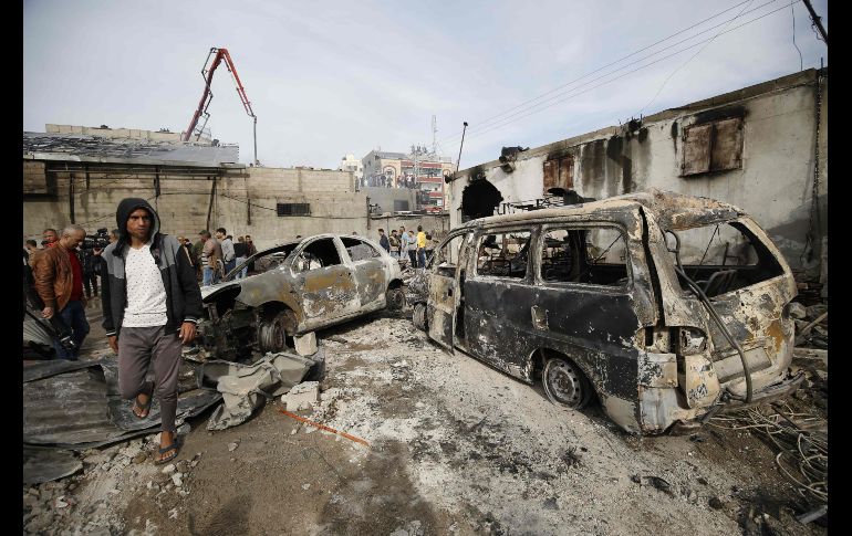 El fuego arrasó varios locales y provocó una espesa columna de humo visible a varios kilómetros del lugar. AFP/M. Abed