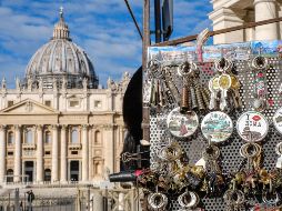 Un puesto de souvenirs en la plaza de San Pedro, en el Vaticano, luce desierto este jueves. EFE/A. Di Meo